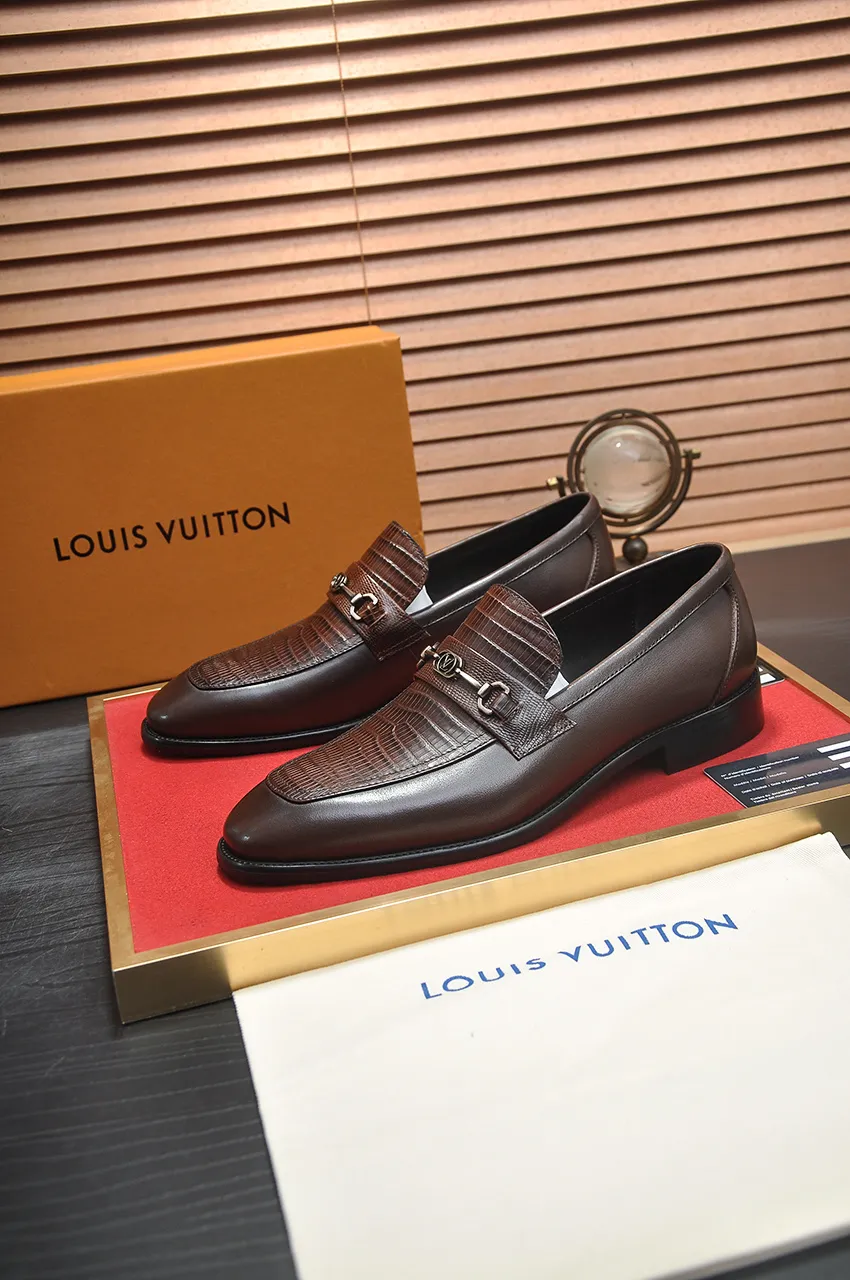 Men's men's shoes 💰540💶 [LV] (original single cowhide lining) 🍀LV's latest genuine leather business suit shoes are launched simultaneously on the official website. The first-layer cowhide imported from Italy is made of heavy gold, 💥official website 1:1 rubber outsole. Versatile to wear, high-end without losing class, and the color combination is extraordinary. This four-season style is alluring when worn on your feet, showing off your big-name flair. Standard code 38-45 (45 customized)